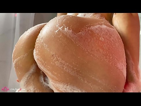 ❤️ Zeshkania masturbon pidhin me vibrator deri në orgazmë intensive në dush ❤ Video e ndyrë  tek ne ❤