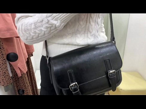❤️ Masturbim publik i kurvës së re FeralBerry me një dildo në dhomën e montimit ❤ Video e ndyrë  tek ne ❤
